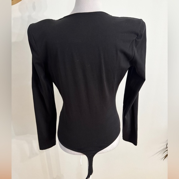 Grlfrnd ‘Eryka’ V-neck long sleeve shoulder pad bodysuit, Black, medium Revolve - Picture 6 of 8